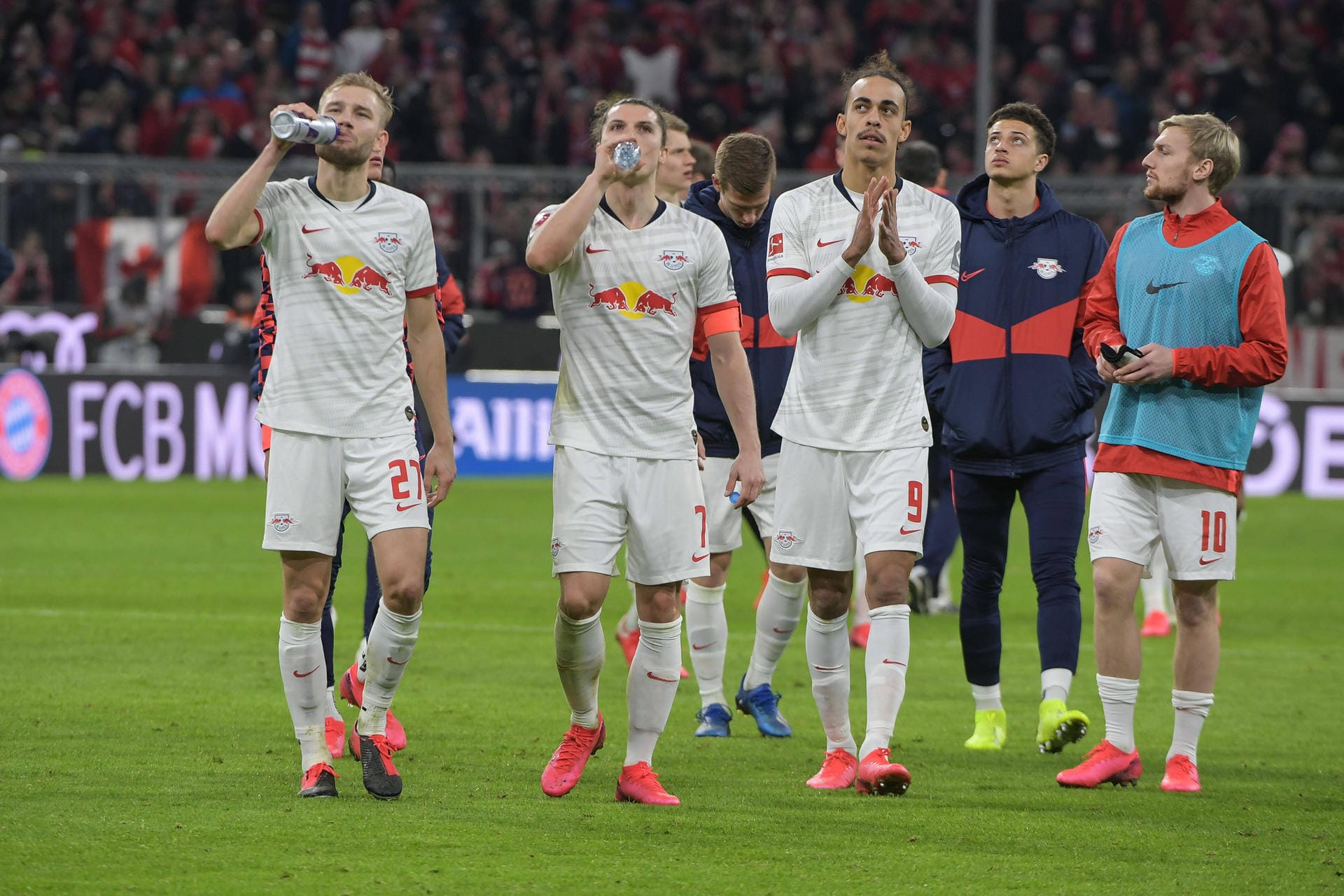 Im Topspiel der Bundesliga trennten sich der FC Bayern München und RB Leipzig mit 0:0. Die Bayern dominierten weite Teile des Spiels, doch auch der Herbstmeister kam zu mehreren Chancen. t-online.de hat die Leistung der Leipziger Spieler in Schulnoten bewertet.