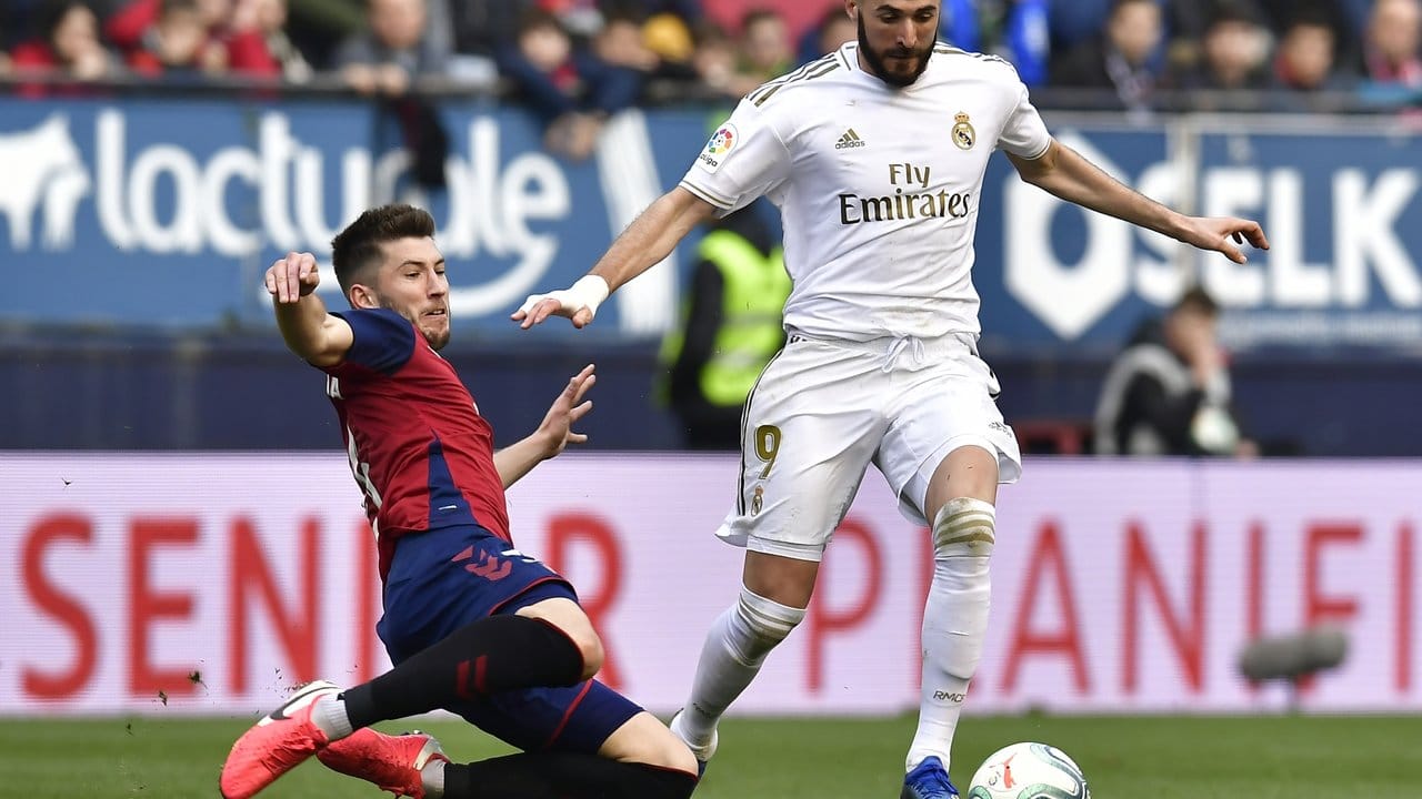 Reals Karim Benzema (r) und Osasunas David Garcia im Zweikampf um den Ball. Reals Karim Benzema (r) und Osasunas David Garcia im Zweikampf um den Ball.