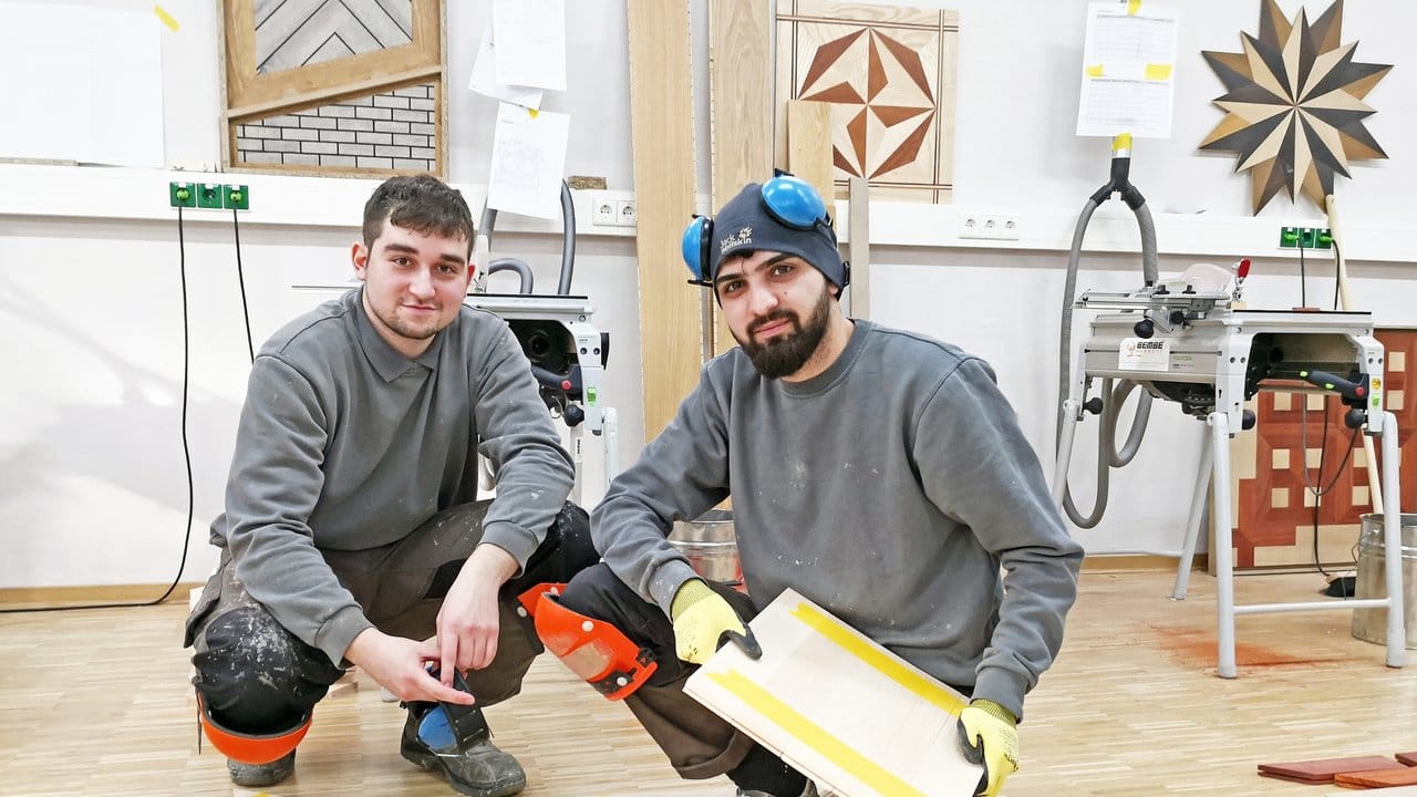Ivan Dreer und Ibrahim Cayli sind beide im dritten Lehrjahr ihrer Ausbildung zum Parkettleger bei Bembé Parkett.