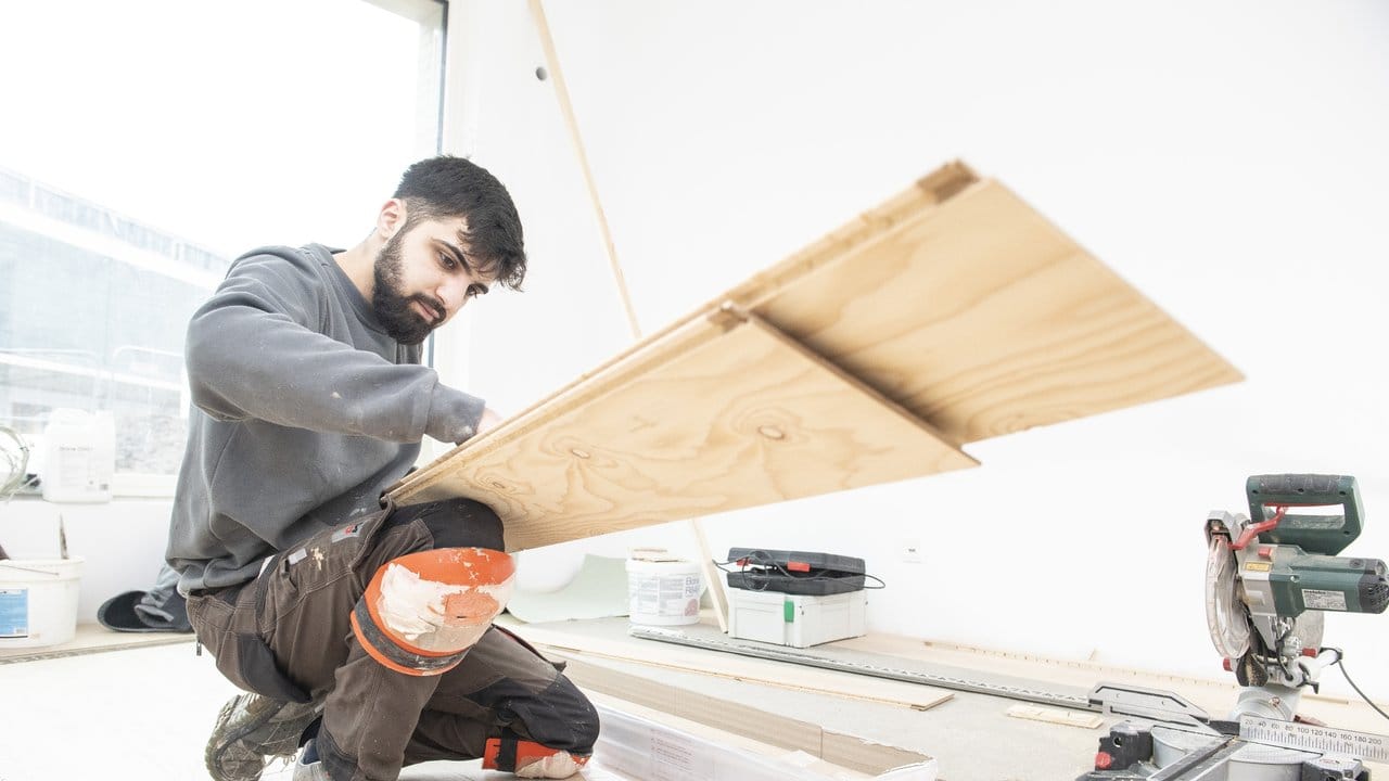Schweres Holz, schwere Maschinen: Angehende Parkettleger wie Ibrahim Cayli haben einen körperlich anstrengenden Job.