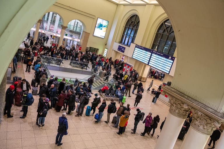 In den Bahnhöfen der Bundesrepublik stranden in der Nacht immer mehr Reisende.