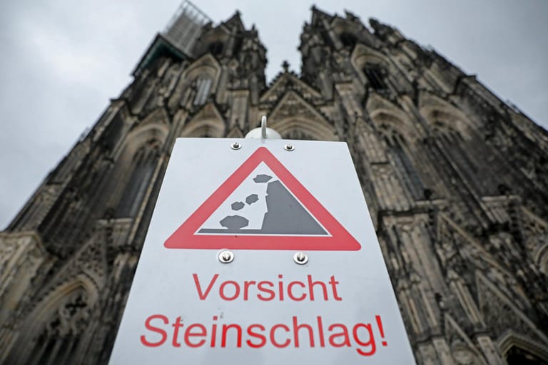 Der Deutsche Wetterdienst (DWD) warnt früh vor umkippenden Bäumen und herumfliegenden Gegenständen.