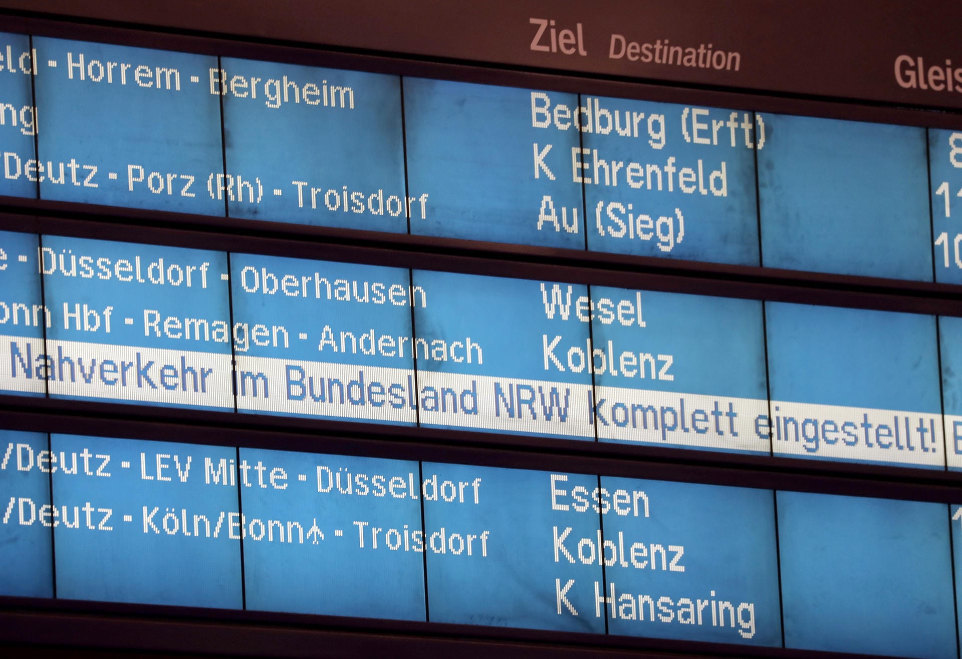 Auch die Deutsche Bahn reagiert. Zunächst wird der Bahnverkehr in Nordrhein-Westfalen gestoppt,.....