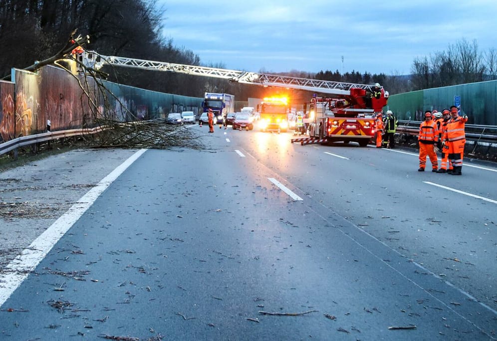 Der Sturm zog weiter in Richtung Süden. Wegen umgestürzter Bäume wurde die Autobahn 45 in Fahrtrichtung Frankfurt zwischen dem Kreuz Hagen und der Anschlussstelle Hagen-Süd voll gesperrt.