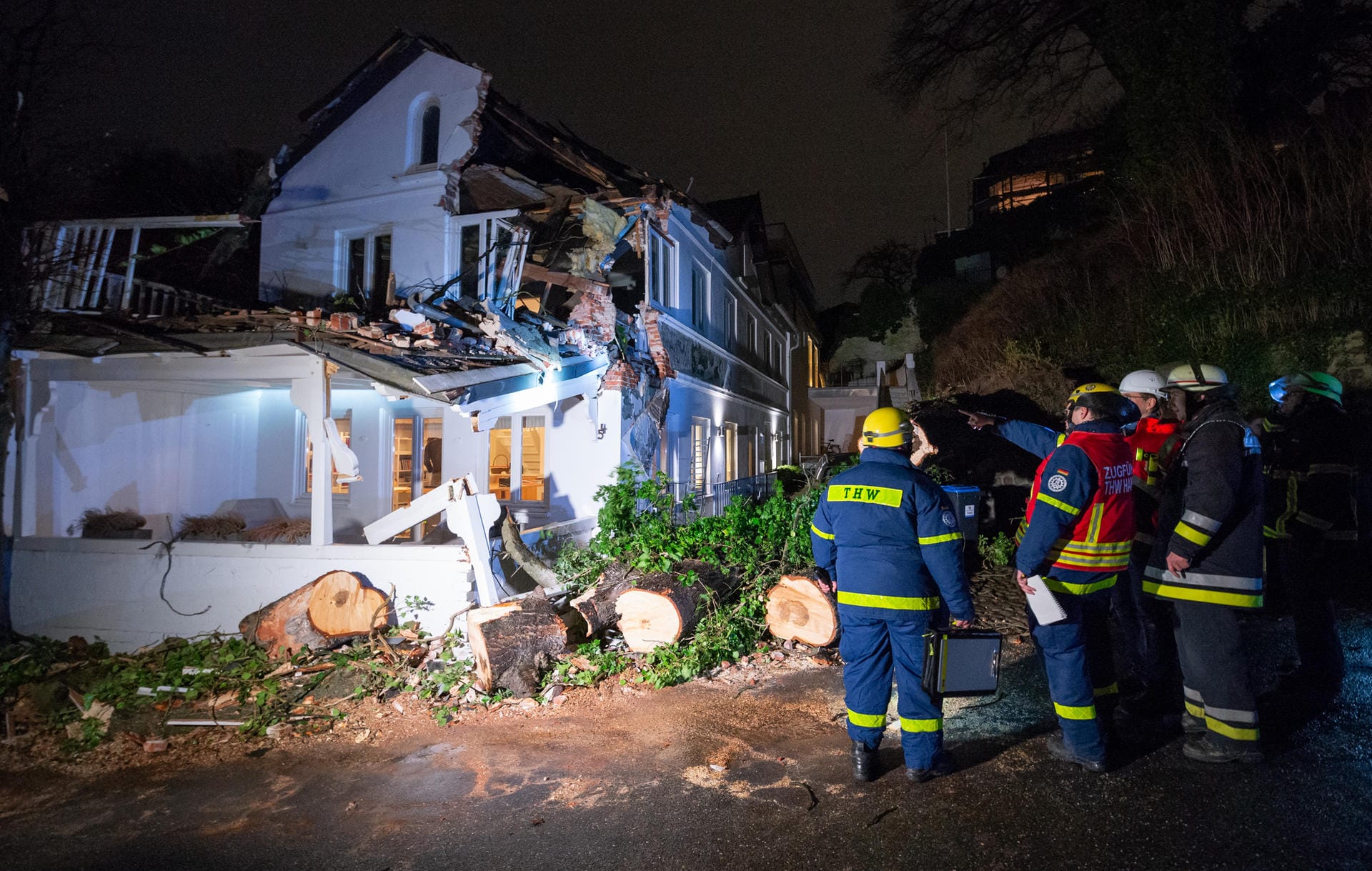 Hamburg wird bereits am späten Sonntagabend hart von "Sabine" getroffen. Im Treppenviertel stürzt ein Baum auf ein Wohnhaus.