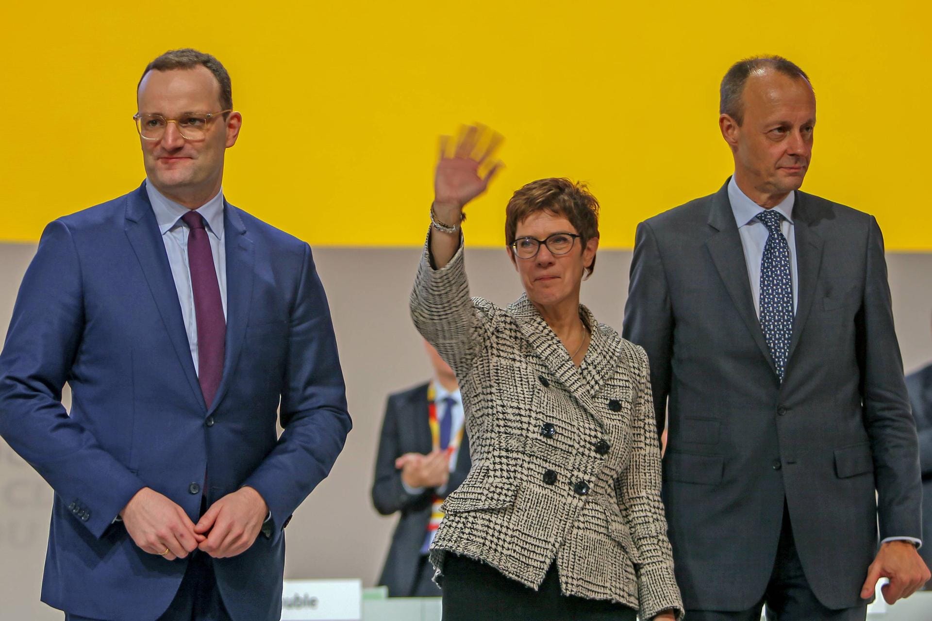 7. Dezember 2018: Die bisherige Generalsekretärin Annegret Kramp-Karrenbauer wird zur neuen CDU-Chefin gewählt, ihr Gegner Friedrich Merz unterliegt knapp. In Umfragen legt sie zunächst deutlich zu. (Bild von Dezember 2018)