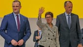 7. Dezember 2018: Die bisherige Generalsekretärin Annegret Kramp-Karrenbauer wird zur neuen CDU-Chefin gewählt, ihr Gegner Friedrich Merz unterliegt knapp. In Umfragen legt sie zunächst deutlich zu. (Bild von Dezember 2018)
