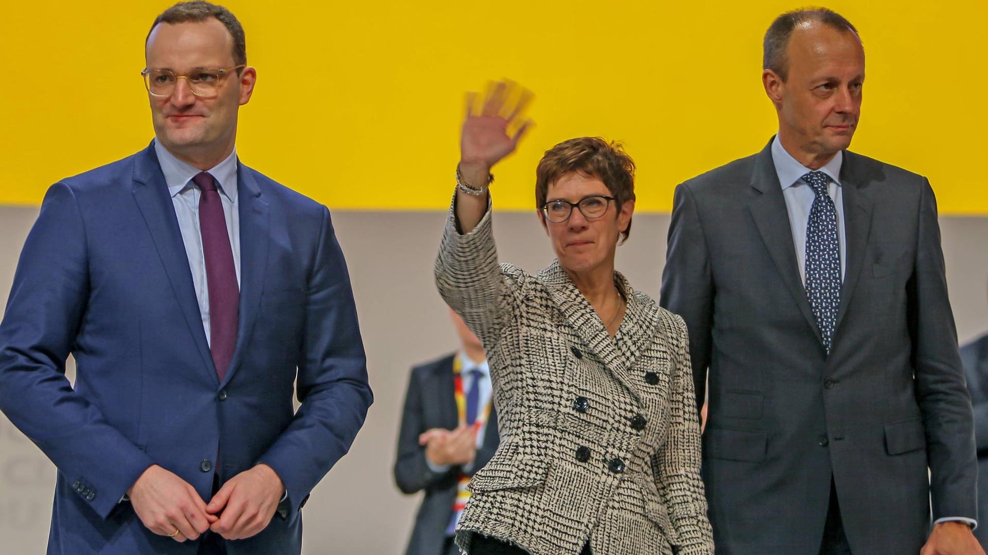 7. Dezember 2018: Die bisherige Generalsekretärin Annegret Kramp-Karrenbauer wird zur neuen CDU-Chefin gewählt, ihr Gegner Friedrich Merz unterliegt knapp. In Umfragen legt sie zunächst deutlich zu. (Bild von Dezember 2018)