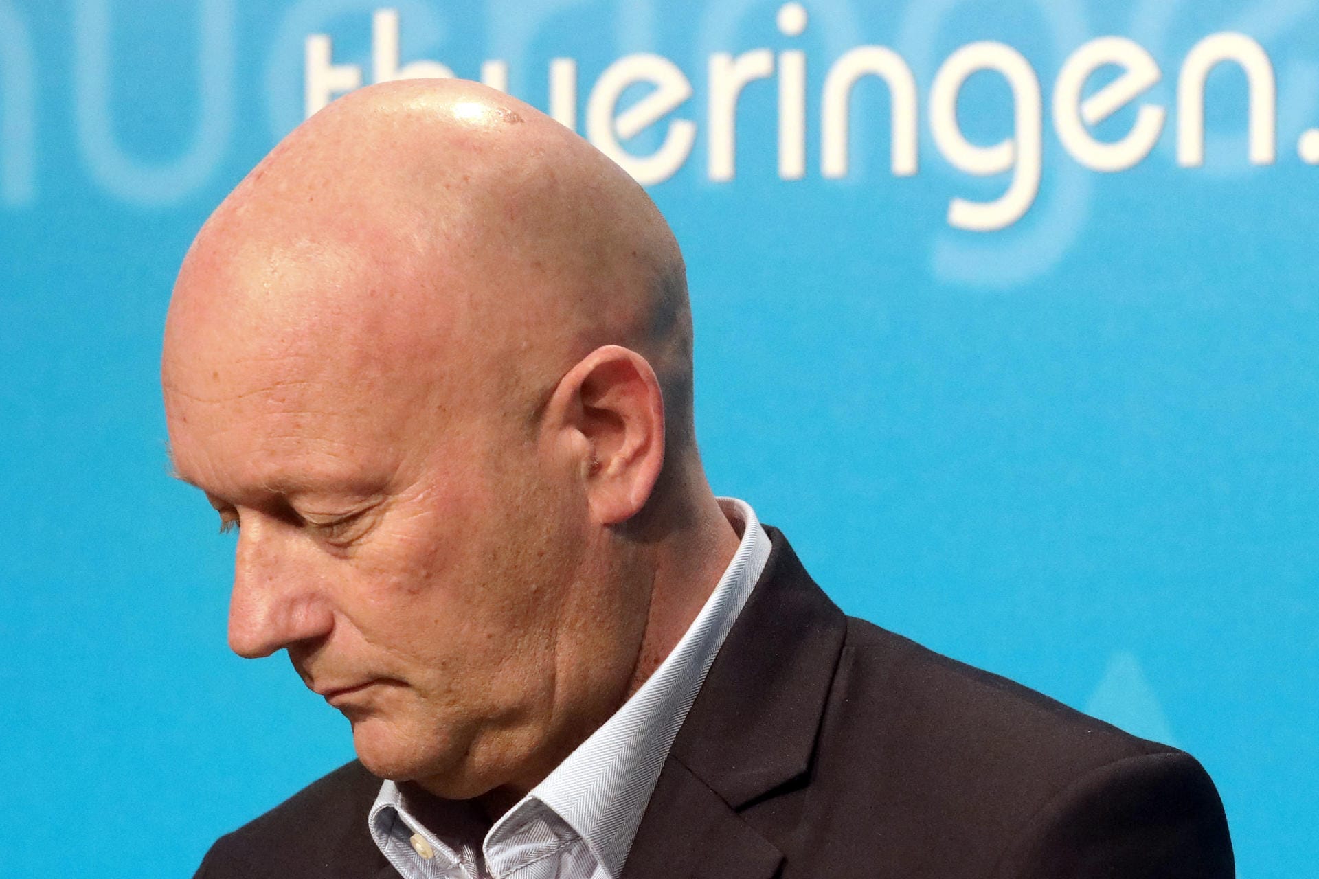 5. Februar 2020: Im thüringischen Landtag wird überraschend der FDP-Politiker Thomas Kemmerich zum Ministerpräsidenten gewählt – mit den Stimmen von CDU und AfD. Kramp-Karrenbauer wirft den thüringischen Parteikollegen vor, sich damit gegen die Beschlusslage der Partei und gegen Vorgaben der Parteispitze hinweggesetzt zu haben.
