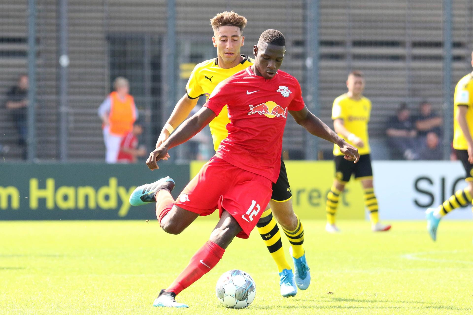 Malik Talabidi (18, RB Leipzig ): Der wuchtige Abwehrmann (1,84 m) mit togolesischen Wurzeln erhielt bereits einen Profivertrag bei RB. Talabidi, seit 2016 in Leipzig, bestritt bisher insgesamt neun Länderspiele für die deutsche U18 und U19.