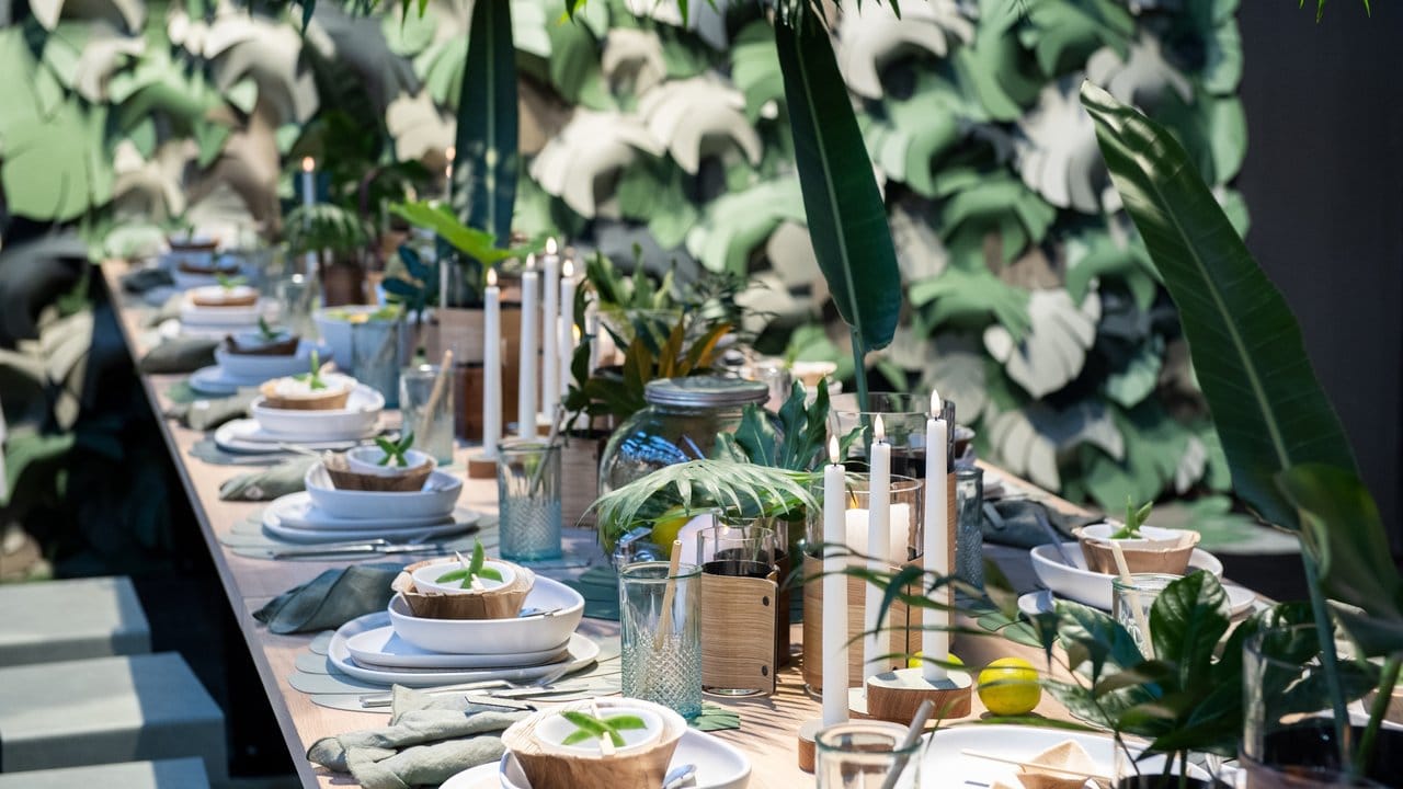 Entführt ins Grüne: Gerade als Tischdekoration bieten sich Elemente des Dschungels an, um Gäste für ein paar Stunden in eine andere Welt zu versetzen.