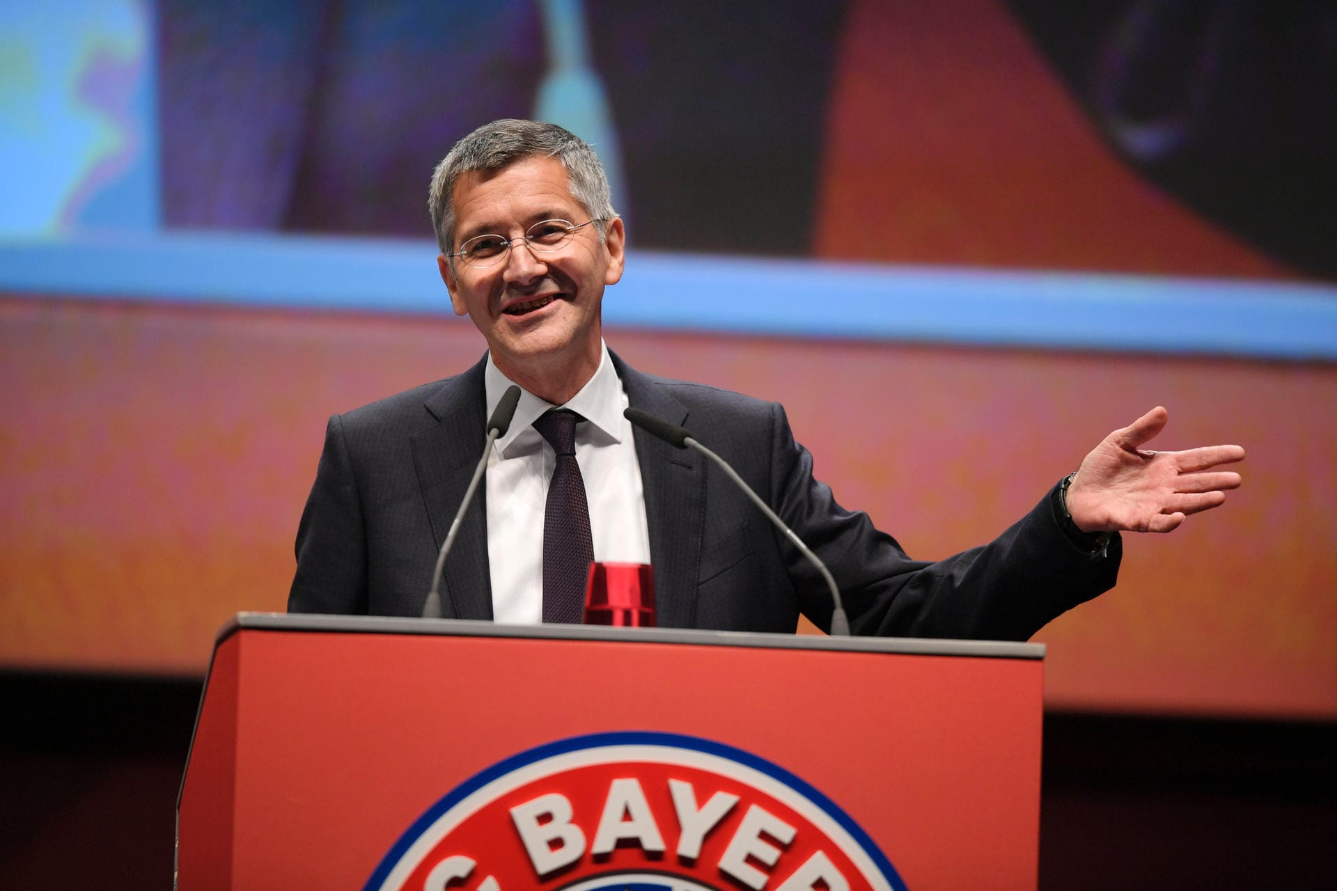 Bayern-Präsident Herbert Hainer hat sich festgelegt: Gleich vier Bayern-Talenten traut er den Sprung in die Bundesliga zu, "vielleicht sogar beim FC Bayern", so der Ex-Adidas-Chef. t-online.de nimmt das zum Anlass und stellt 14 Nachwuchstalente vor, die das Potential haben, die Bundesligastars der Zukunft zu werden.