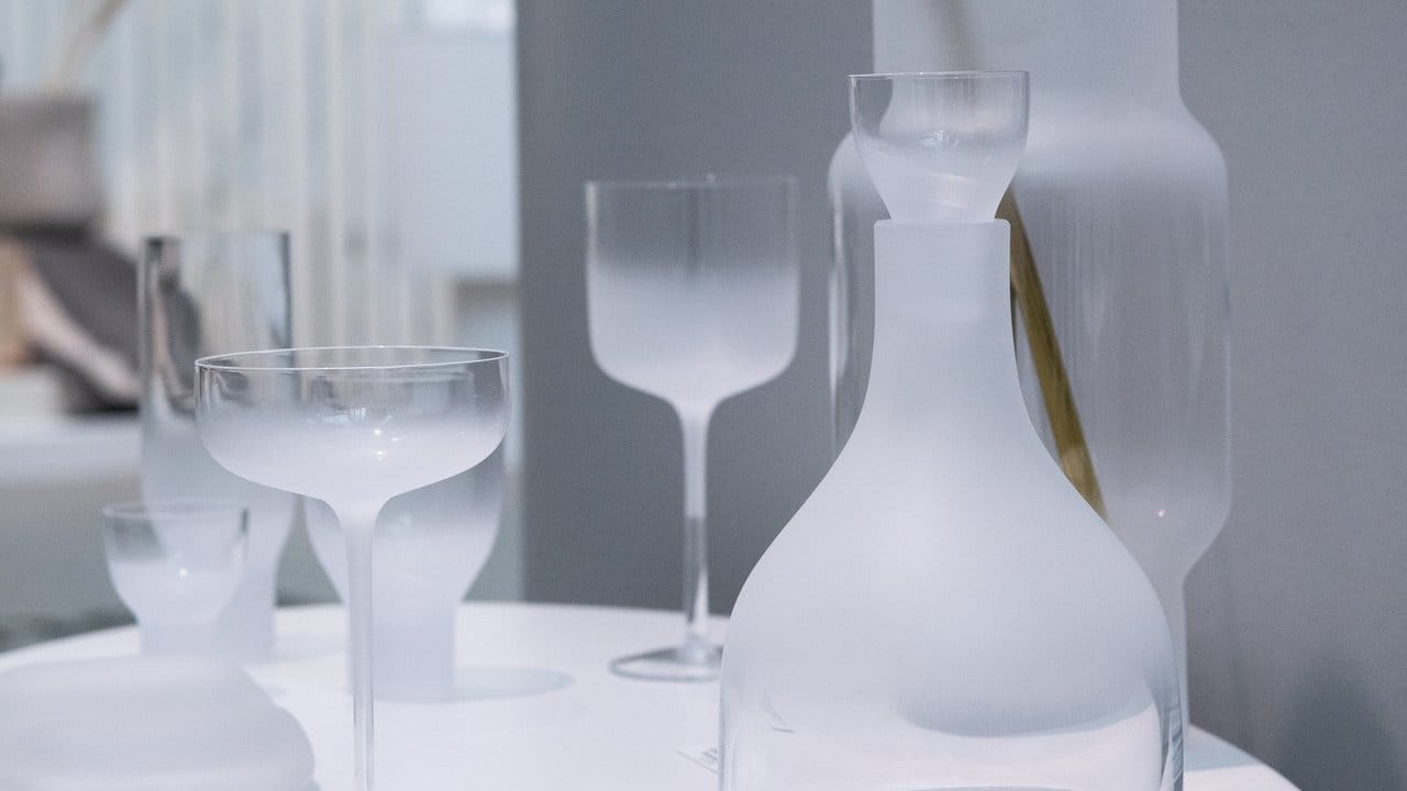 Im neuen, weißen Wohntrend ist Glas oft satiniert.