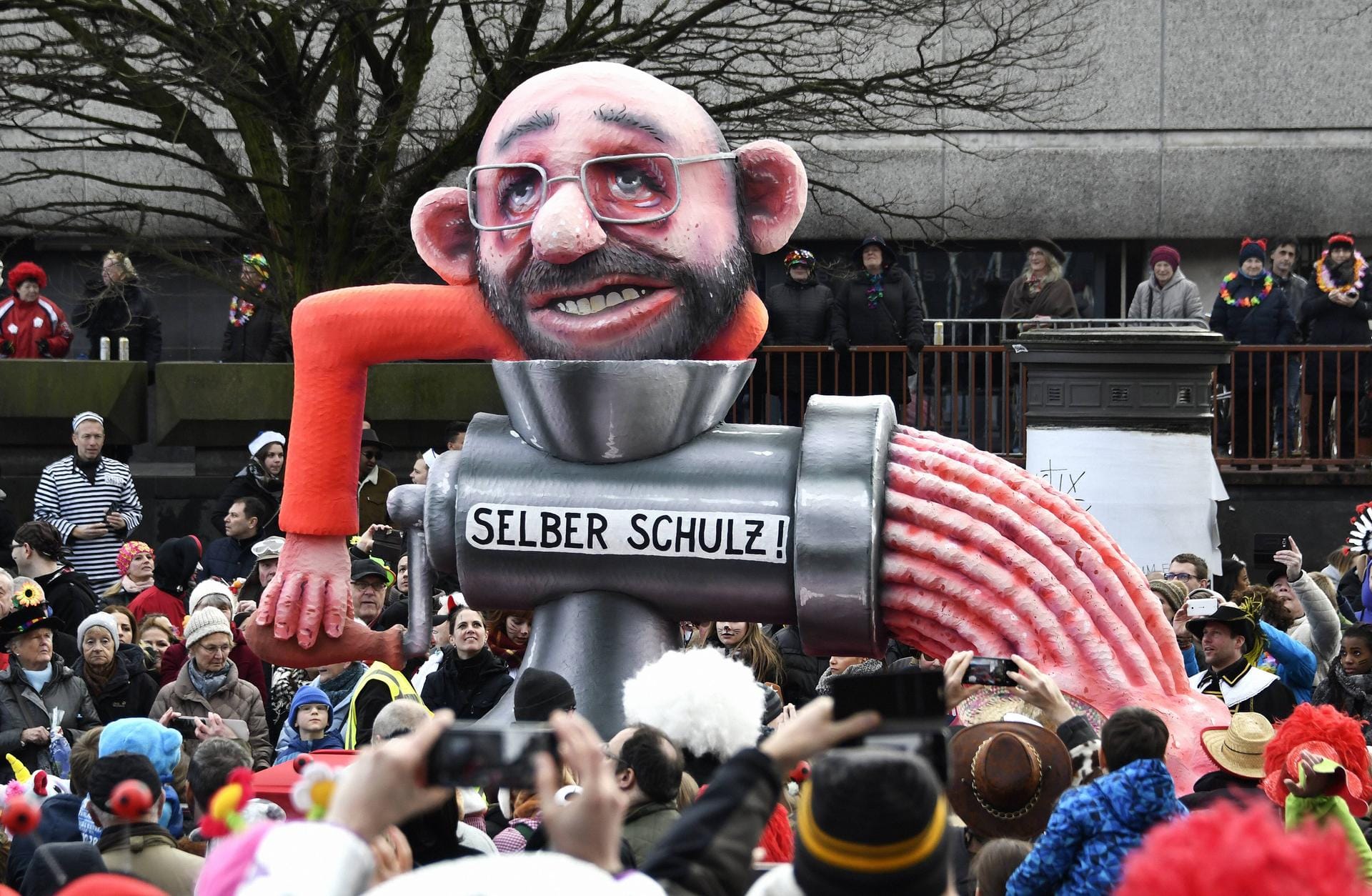 Martin Schulz dreht sich durch den Fleischwolf: "Selber schulz" schrieb Tilly 2018 dazu. Die Kanzlerin zeigte er da als Schwarze Witwe.
