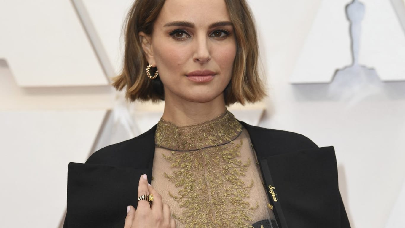 Natalie Portman ließ die Namen von Regisseurinnen auf den Saum ihres Dior-Umhangs sticken - ein Statement.
