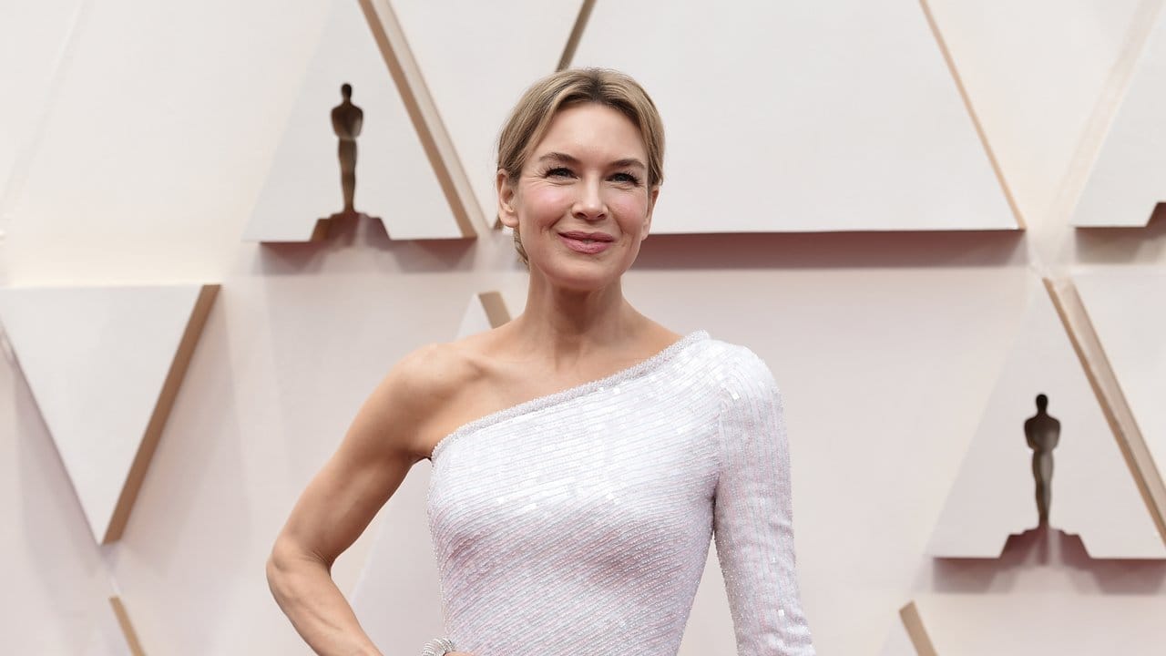 Schlicht und elegant in Weiß Renée Zellweger trug ein bodenlanges Kleid von Armani.
