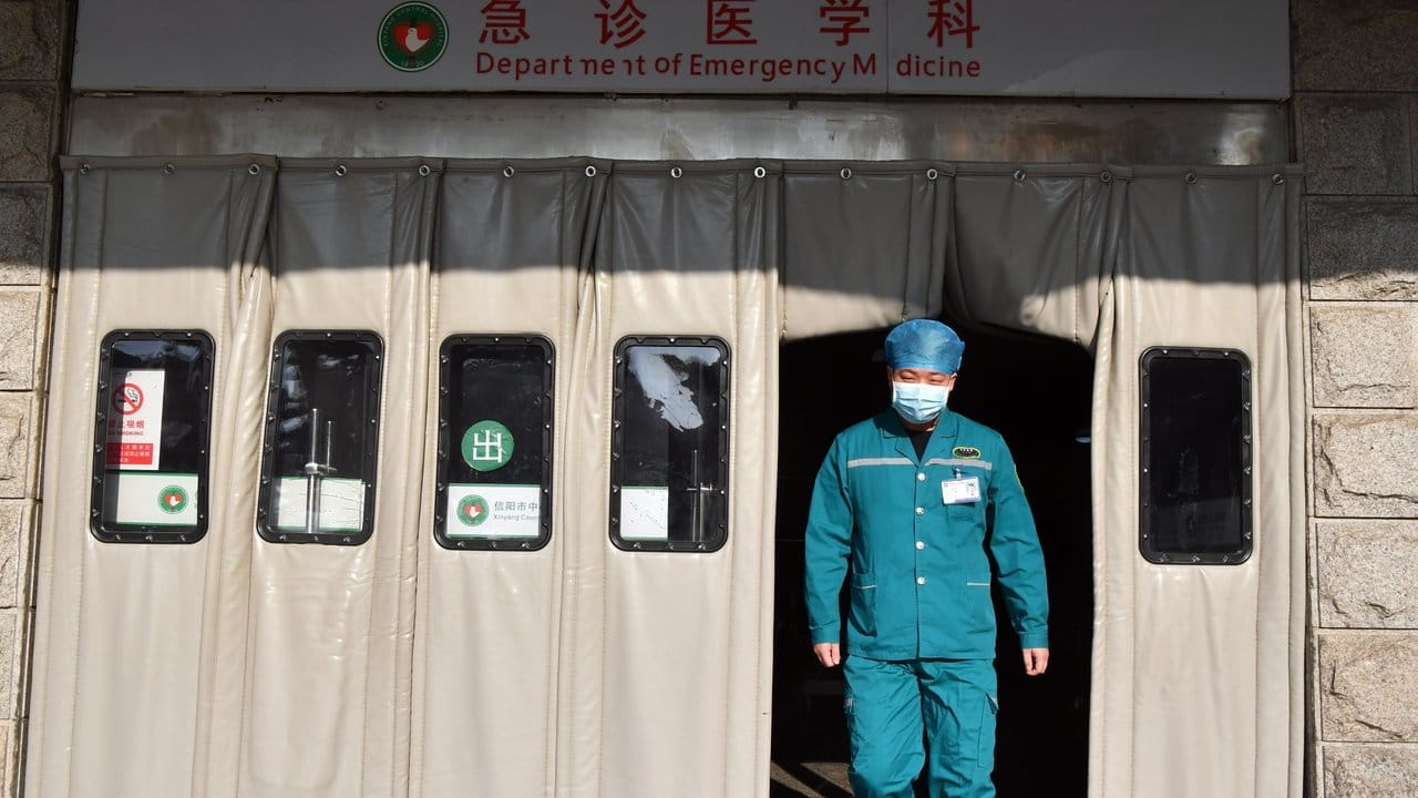 Ein Krankenpfleger im Xinyang Zentralhospital verlässt die Notaufnahme.