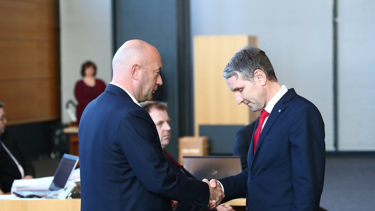 AfD Thüringen-Chef der AfD Björn Höcke (r) gratuliert dem Thomas Kemmerich (FDP) nach der Wahl.
