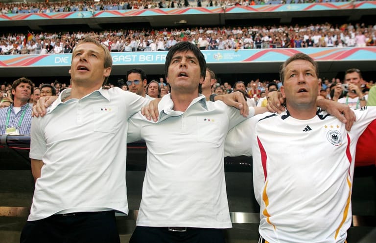 Bei der Heim-WM 2006 zeigten sich Klinsmann und das DFB-Team wie ausgewechselt: Die Mannschaft um Kapitän Ballack eilte von Sieg zu Sieg und ritt auf der Euphoriewelle, die im ganzen Land herrschte. Doch trotz "Sommermärchen" erreichte Klinsmann sein ambitioniertes Ziel WM-Titel nicht: Deutschland scheiterte im Halbfinale an Italien (0:2), sicherte sich aber den dritten Platz gegen Portugal (3:1).