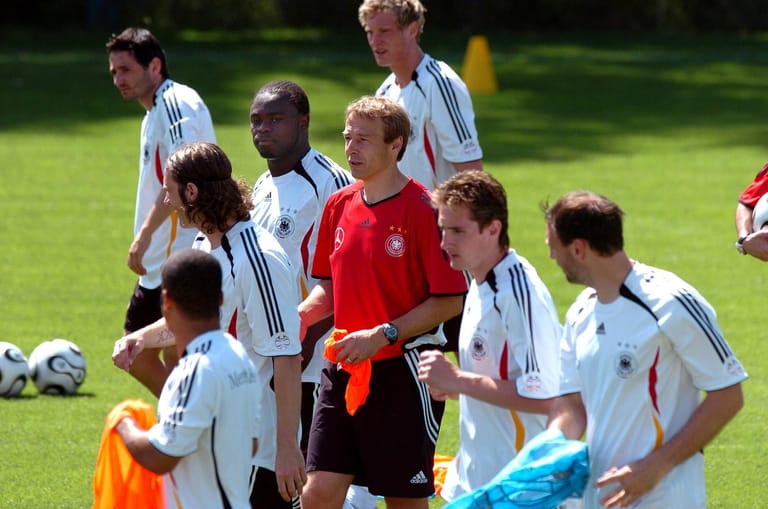 Als Nachfolger des gescheiterten Rudi Völler übernahm Jürgen Klinsmann im Juli 2004 das Traineramt der deutschen Nationalmannschaft – sein erster Trainerjob. Klinsmann sollte das Team zu einer erfolgreichen Heim-WM 2006 führen. Sein Ziel: Der WM-Titel. "Die Fans haben den Wunsch und die große Hoffnung, dass wir 2006 im eigenen Land Weltmeister werden. Dies ist auch meine Zielsetzung", sagte er bei seiner Vorstellung.