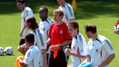 Als Nachfolger des gescheiterten Rudi Völler übernahm Jürgen Klinsmann im Juli 2004 das Traineramt der deutschen Nationalmannschaft – sein erster Trainerjob. Klinsmann sollte das Team zu einer erfolgreichen Heim-WM 2006 führen. Sein Ziel: Der WM-Titel. "Die Fans haben den Wunsch und die große Hoffnung, dass wir 2006 im eigenen Land Weltmeister werden. Dies ist auch meine Zielsetzung", sagte er bei seiner Vorstellung.