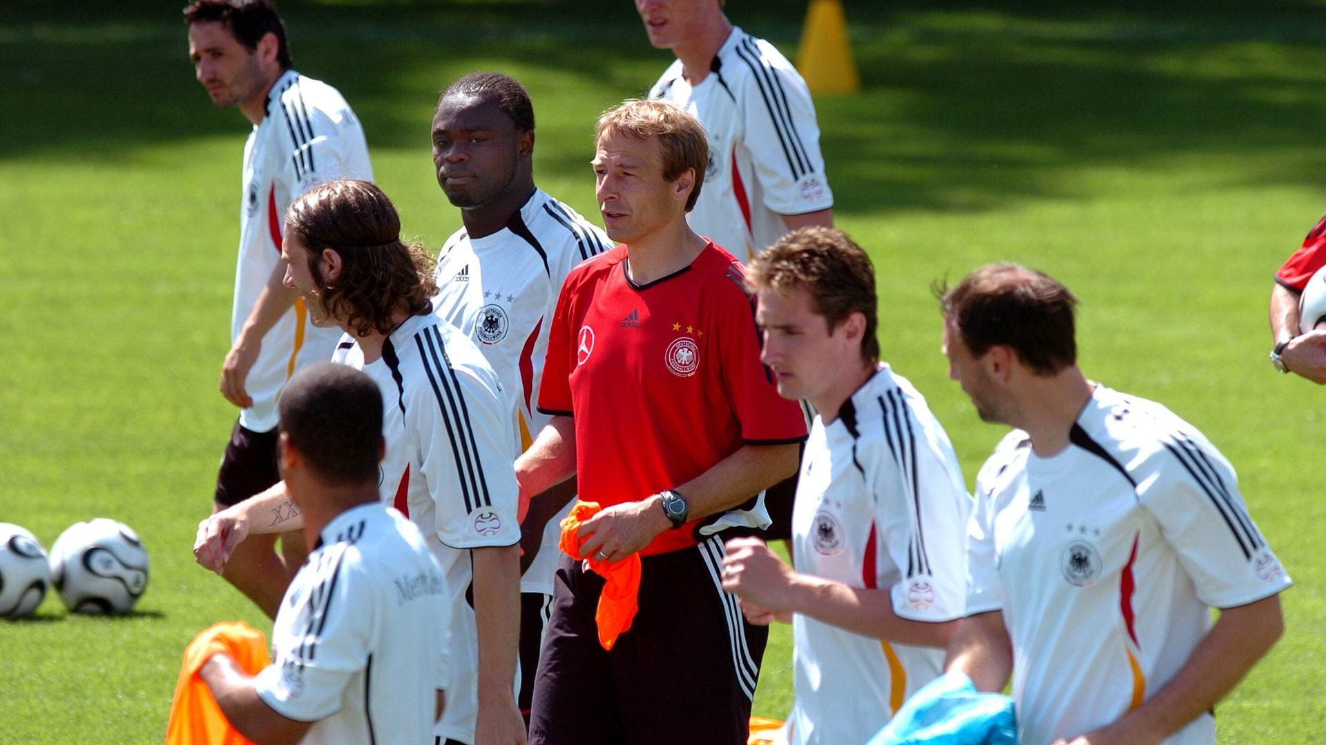 Als Nachfolger des gescheiterten Rudi Völler übernahm Jürgen Klinsmann im Juli 2004 das Traineramt der deutschen Nationalmannschaft – sein erster Trainerjob. Klinsmann sollte das Team zu einer erfolgreichen Heim-WM 2006 führen. Sein Ziel: Der WM-Titel. "Die Fans haben den Wunsch und die große Hoffnung, dass wir 2006 im eigenen Land Weltmeister werden. Dies ist auch meine Zielsetzung", sagte er bei seiner Vorstellung.