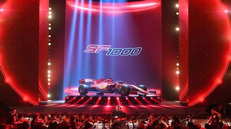 Am Dienstagabend hat Ferrari sein neues Auto für die kommende Saison vorgestellt. Bei einer feierlichen Gala in einem italienischen Theater waren auch die beiden Piloten Sebastian Vettel und Charles Leclerc vor Ort. In der Fotoshow sehen Sie das neue Gefährt im Detail.