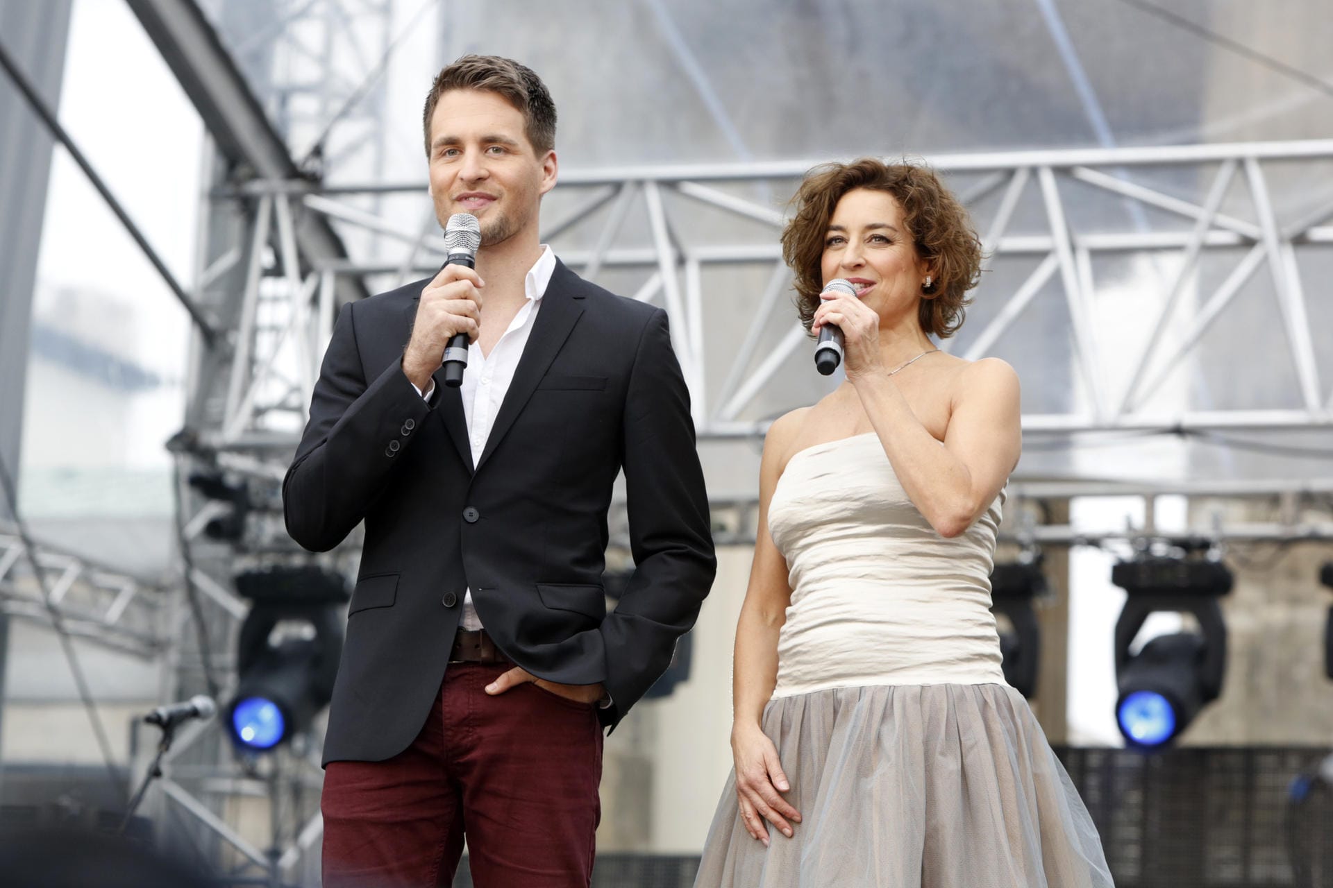Alexander Klaws und Isabel Varell beim Fest "Goldschlager – Die Hits der Stars" zum Tag der deutschen Einheit 2013 am Brandenburger Tor.