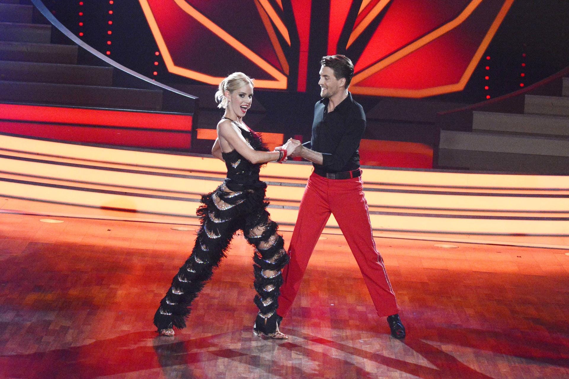 Mit Tänzerin Isabel Edvardsson gewinnt er die 7. Staffel der RTL-Show "Let's dance".