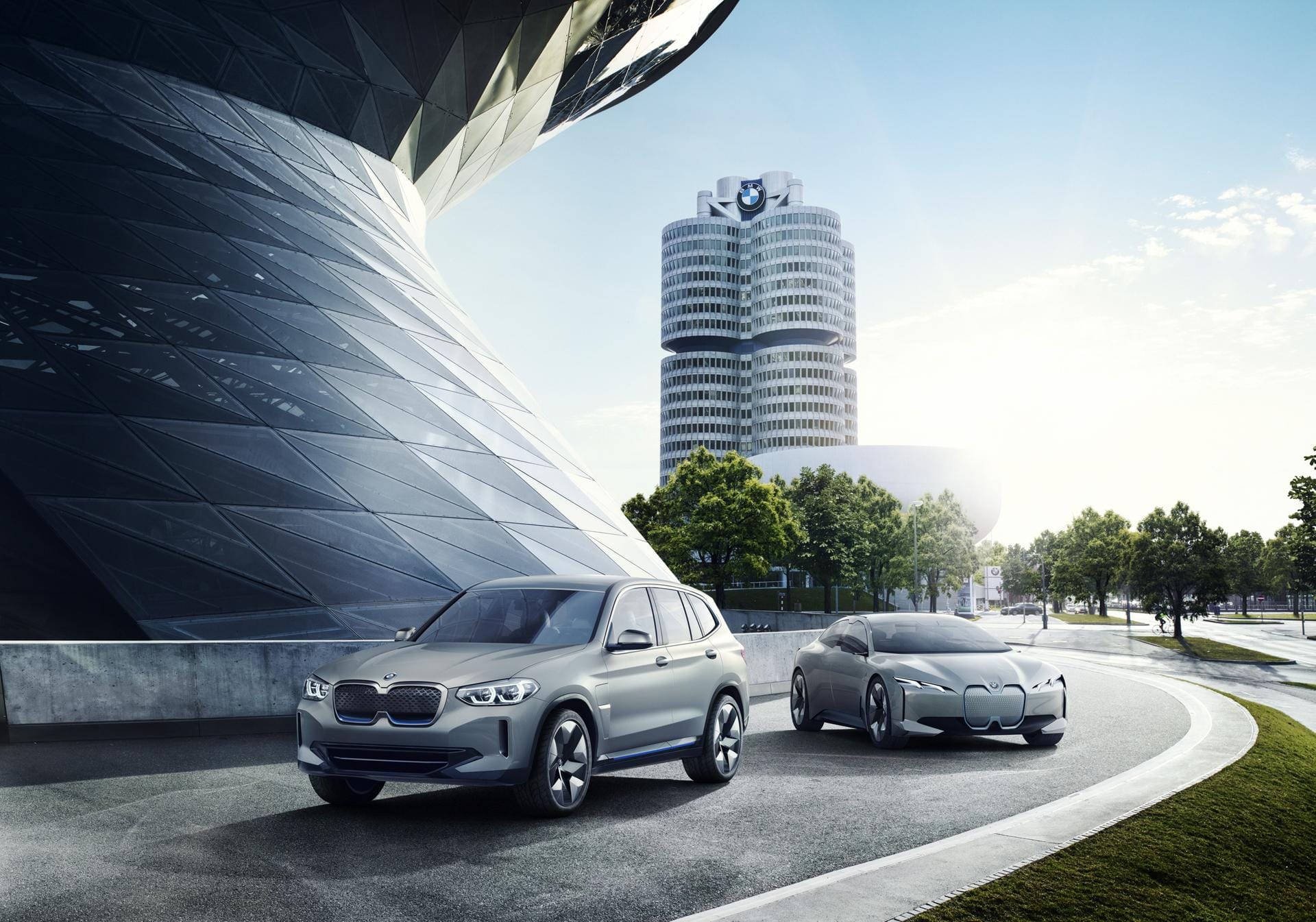 iX3 (links): Zugunsten der Reichweite verzichtet BMW bei seinem Elektro-SUV auf einen Allradantrieb.