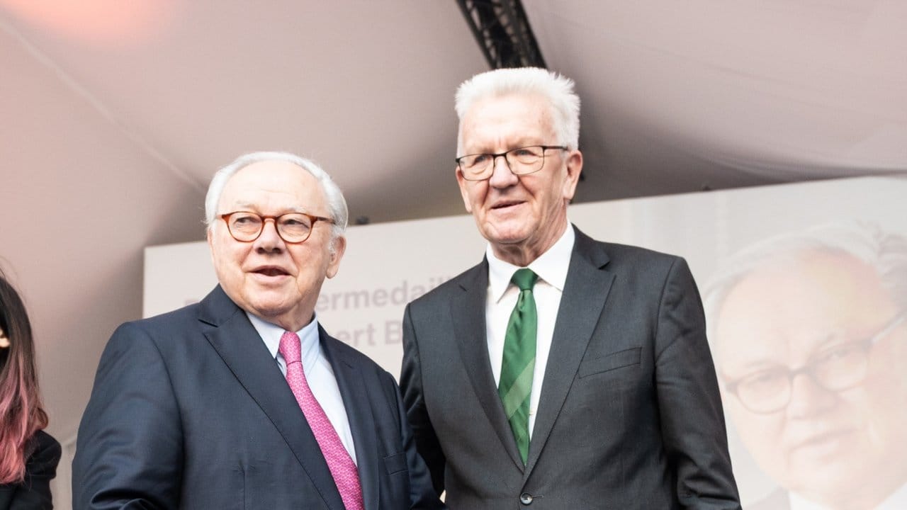 Winfried Kretschmann verleiht die Staufermedaille an Hubert Burda.