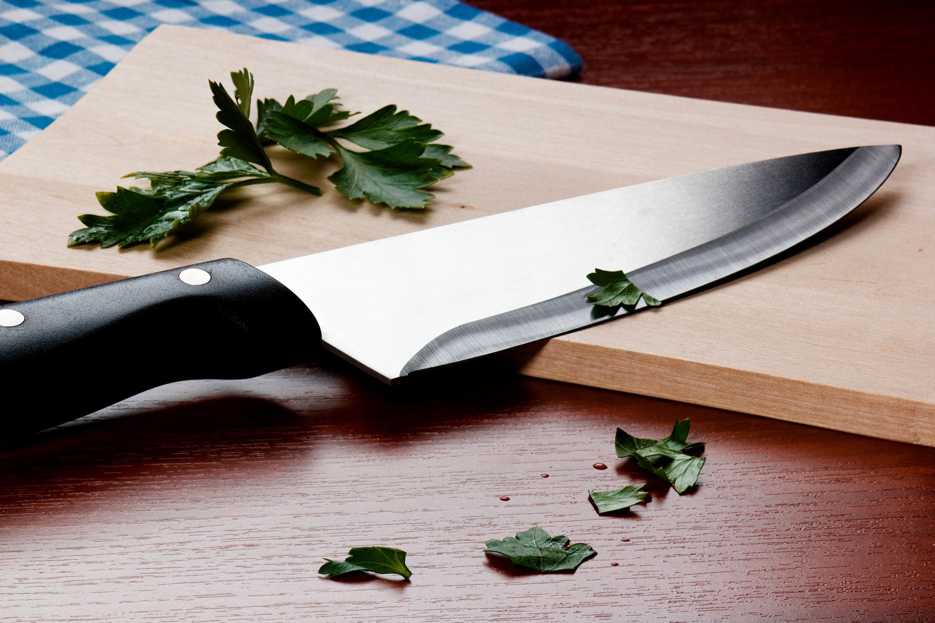 Messer: Auch, wenn der Beschenkte gern kocht, sollten Sie ihm keine Messer schenken – das könnte das Band der Freundschaft zerschneiden.