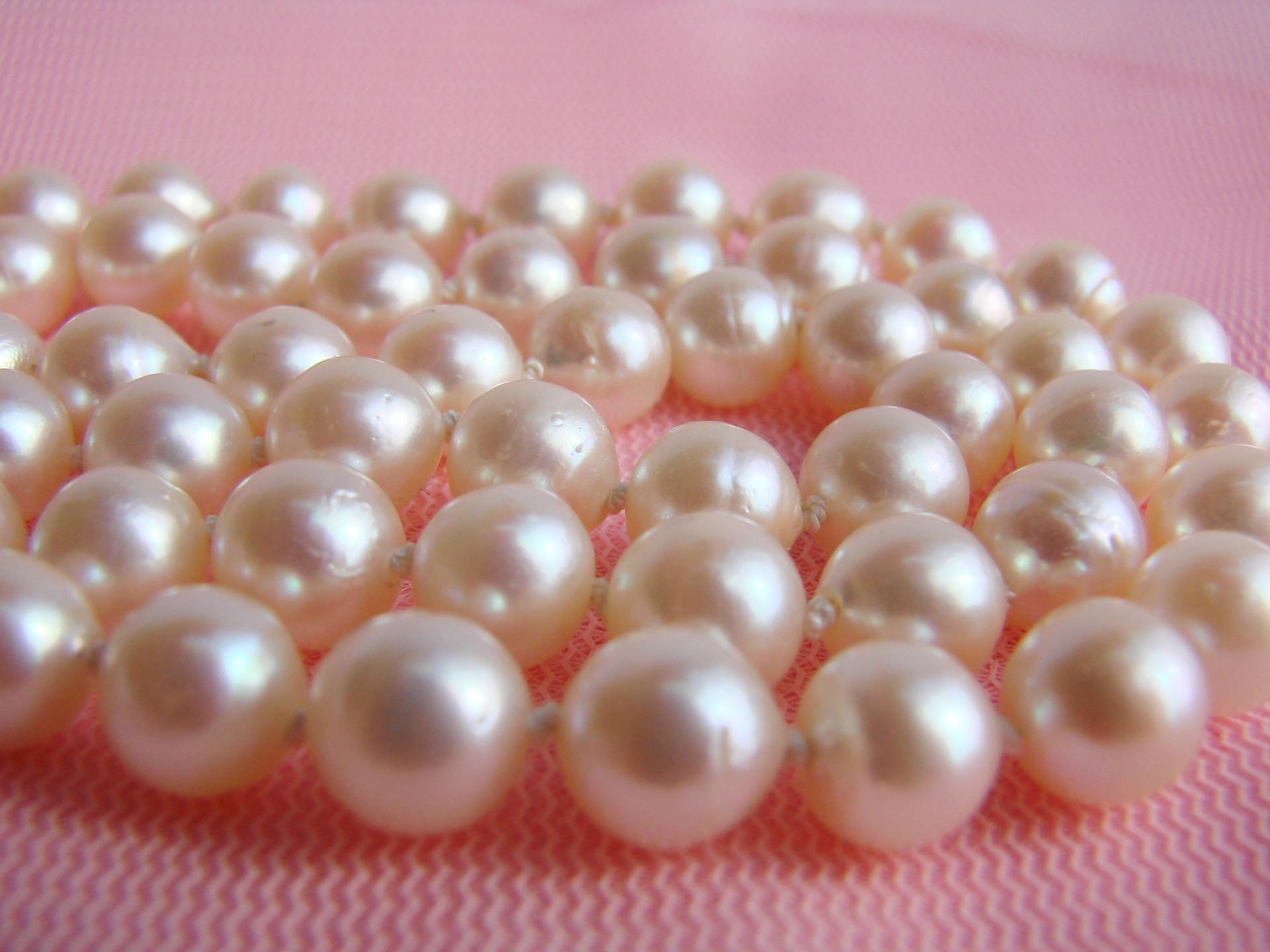 Perlenkette: Jede Perle eine Träne – das ist der Aberglaube, der beim Verschenken von Perlenschmuck besteht.