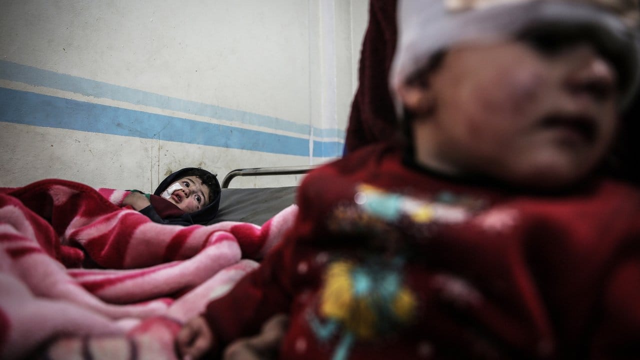 Verwundete syrische Kinder werden nach einem Luftangriff in Idlib behandelt.