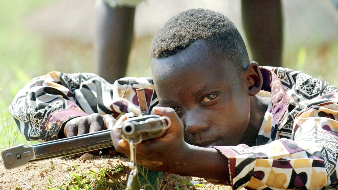 Ein zehn Jahre alter Kämpfer der so genannten Union Kongolesischer Patrioten (UPC) beim Schießtraining.