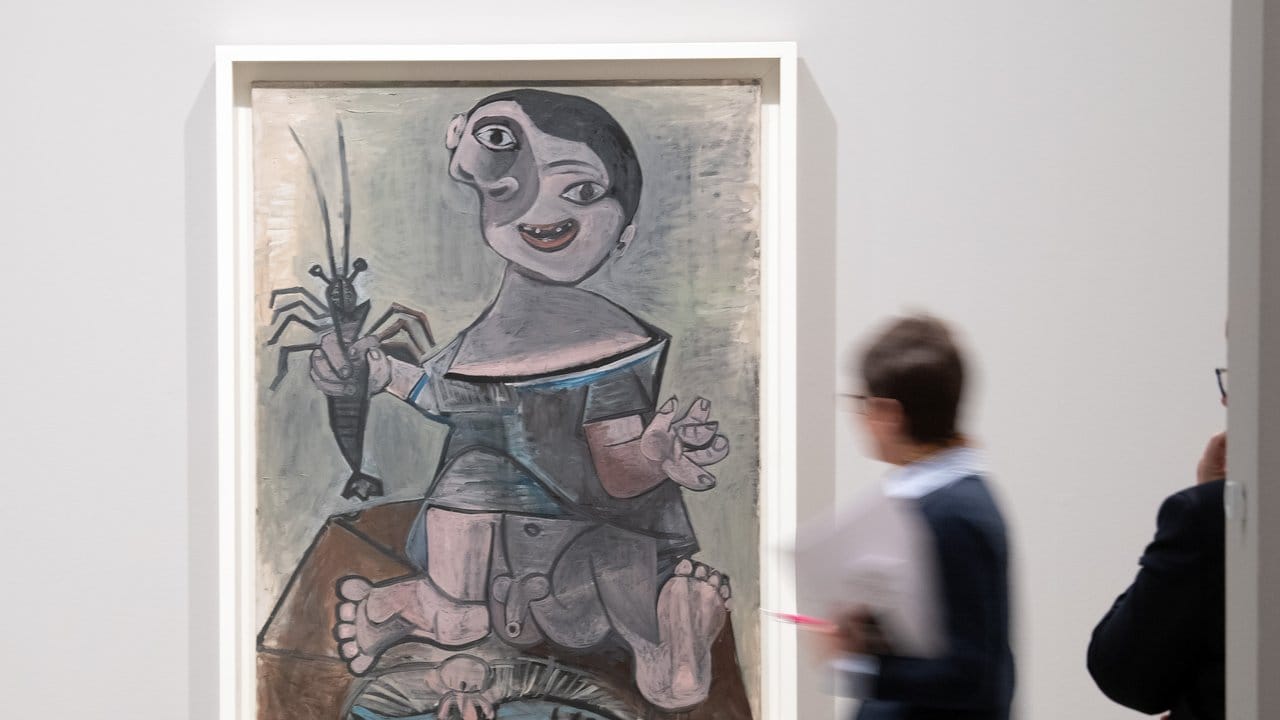 Eine Besucherin der Kunstsammlung Nordrhein-Westfalen geht am Bild "Junge mit Languste" vorbei.