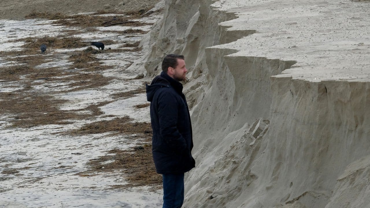 Bürgermeister Marcel Fangohr an der Abbruchkante des Strandes in Wangerooge.