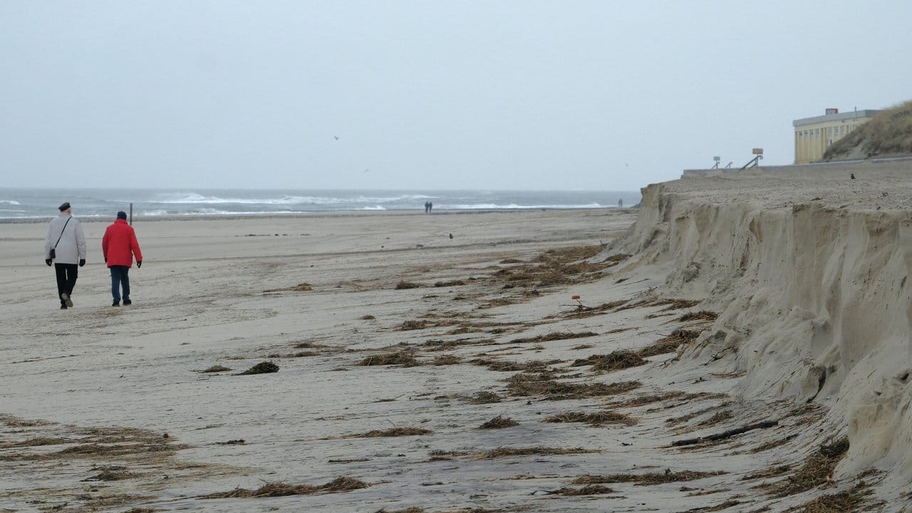 Nur noch wenig Sand da: Besucher spazieren an der Abbruchkante des Strandes von Wangerooge.