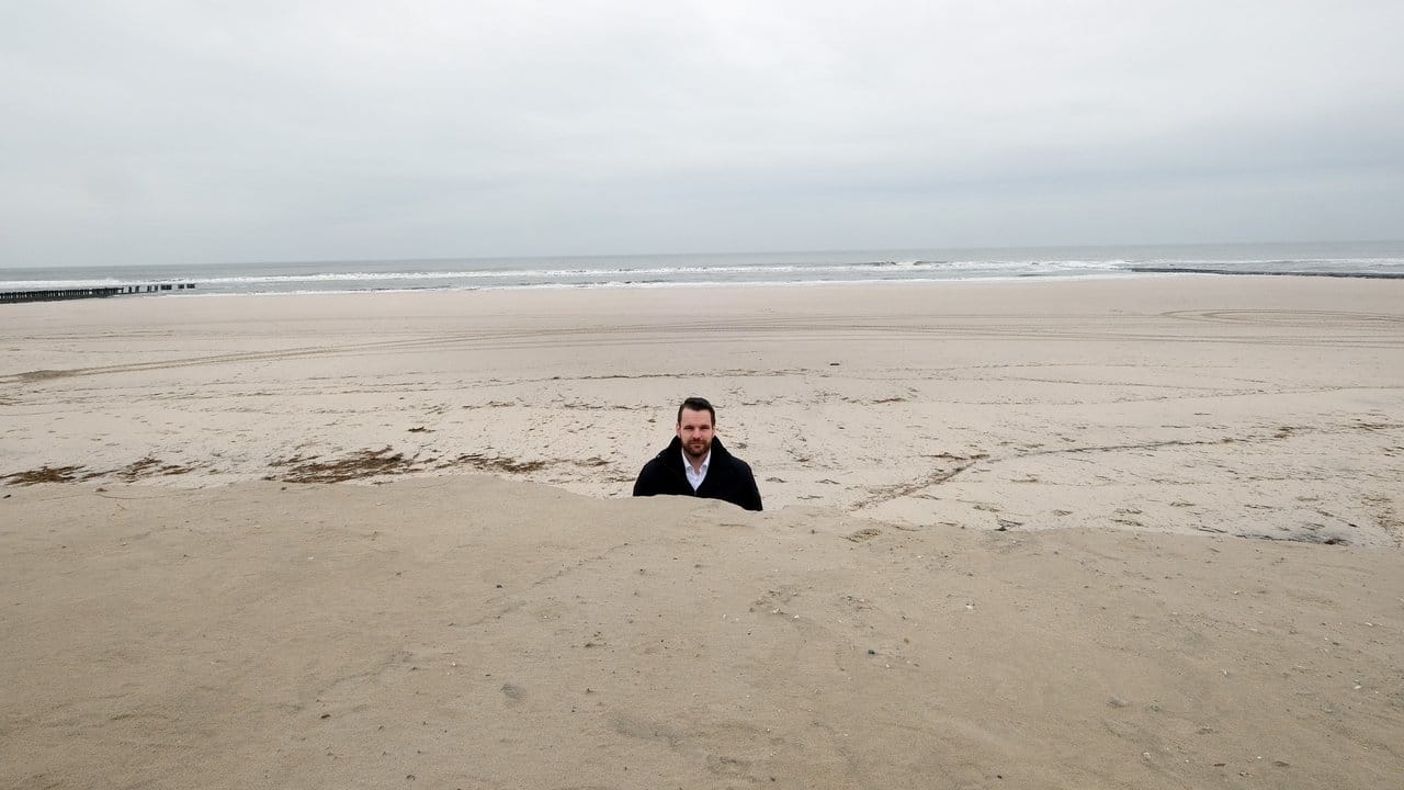 Hier fehlt eine Menge Sand: Bürgermeister Marcel Fangohr an der Abbruchkante des Strandes von Wangerooge.