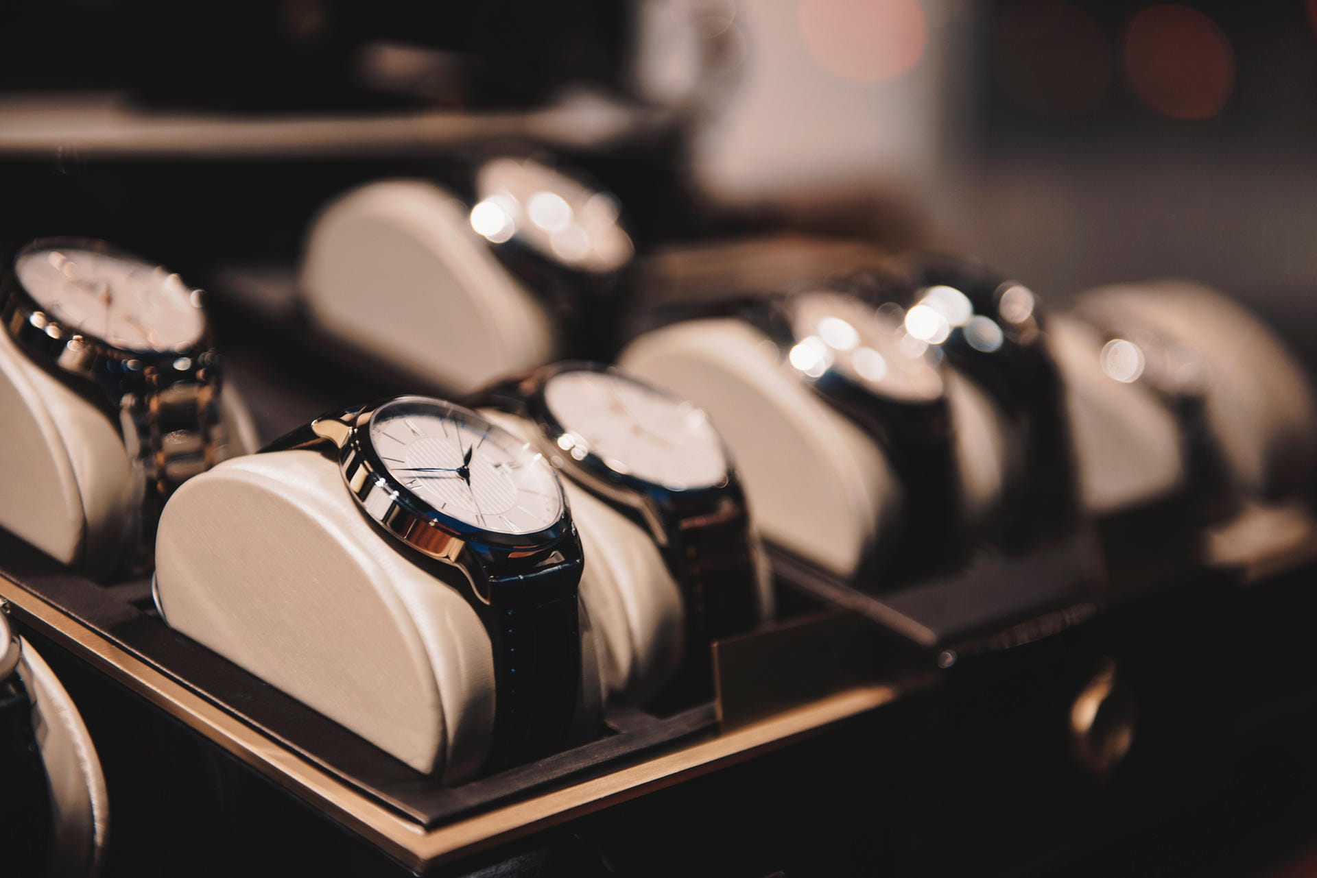 Uhren: Wenn Sie jemandem eine Uhr schenken, bedeutet das im Aberglauben, dass seine Zeit abläuft.