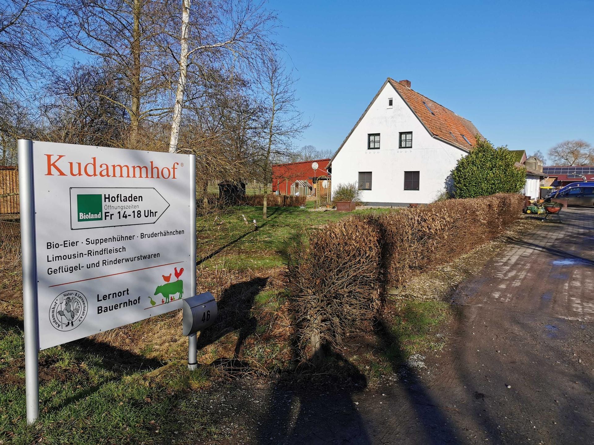 Der Kudammhof: In Adelheidsdorf im Landkreis Celle in Niedersachsen steht der Biolandhof von Johannes Erkens und seiner Frau Friederike Schultz. 1996 wurde der erste Freilandstall gebaut.