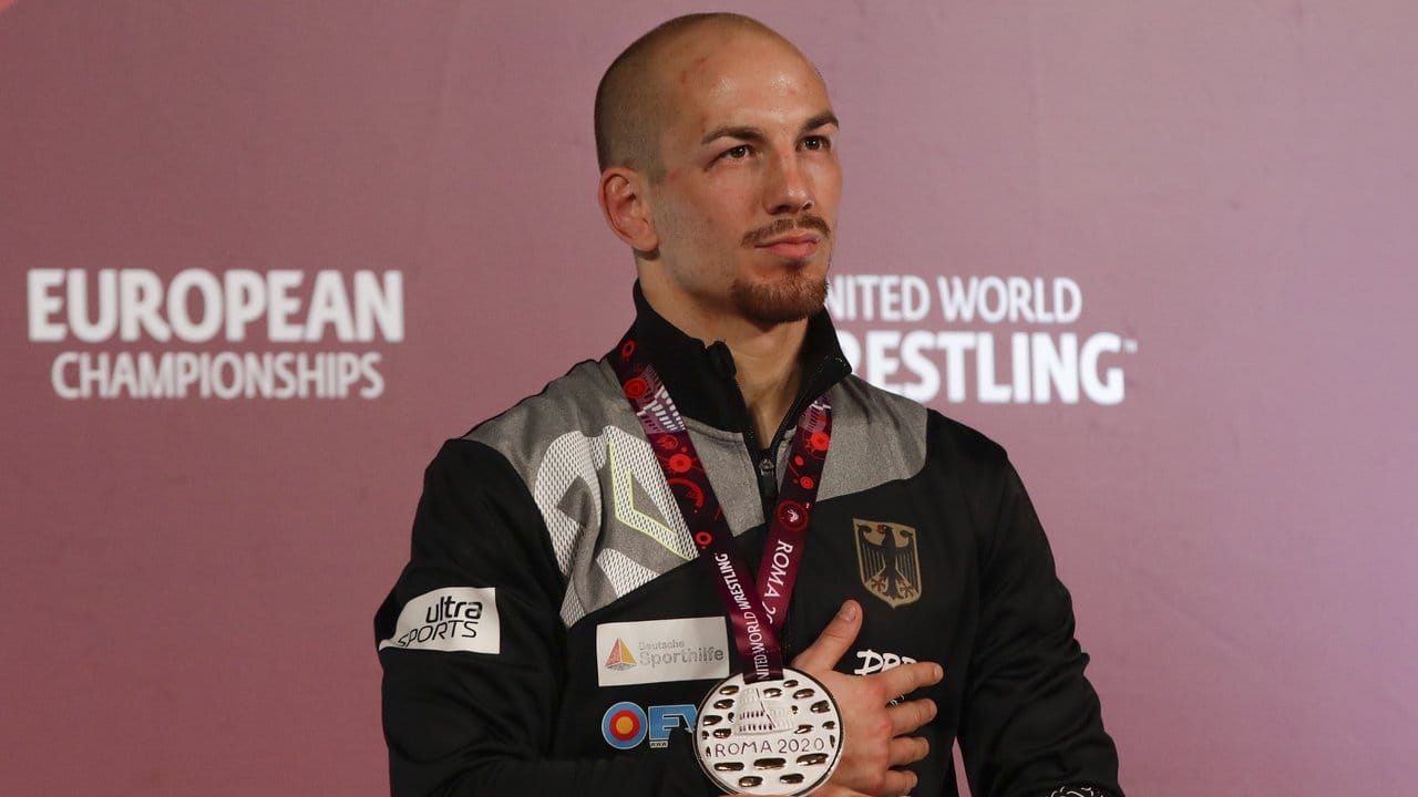 Frank Stäbler bei der Siegerehrung mit seiner Goldmedaille. Frank Stäbler bei der Siegerehrung mit seiner Goldmedaille.