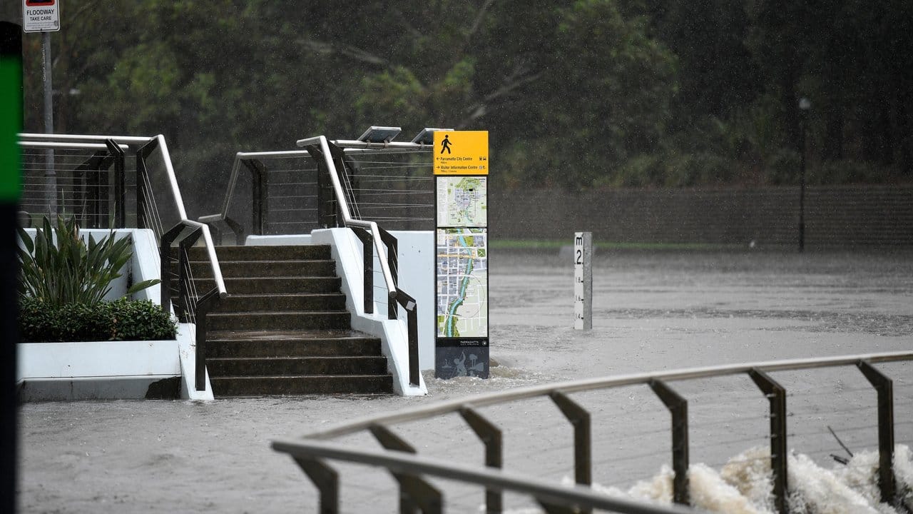 Die Unwetter und schweren Regenfälle haben die Löscharbeiten in New South Wales begünstigt.