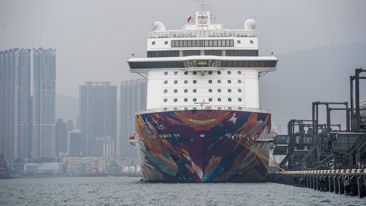 Das Kreuzfahrtschiff "World Dream" steht im Hafen von Hongkong unter Quarantäne.
