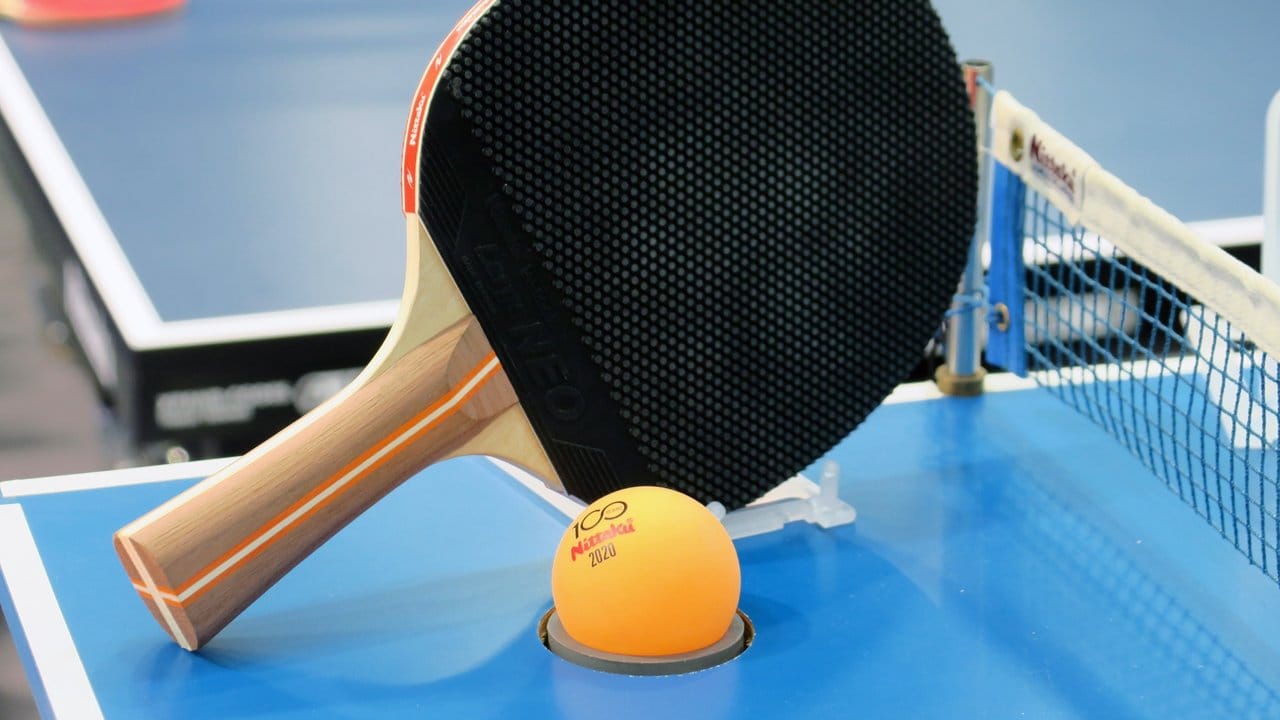 Der Groß-Tischtennisball von Nittaku soll leichter zu treffen sein, weil er größer ist und berechenbarer fliegt als normale Bälle.