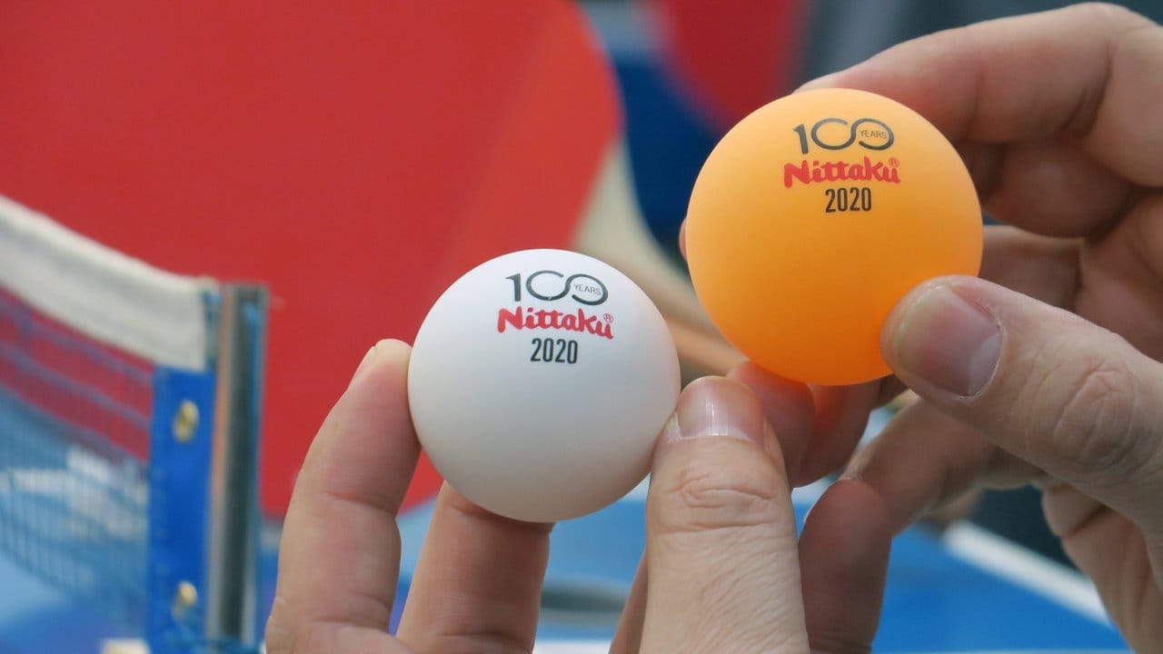 Kleiner, aber feiner Unterschied: Der orange Großball hat einen um vier Millimeter größeren Durchmesser als der normale Tischtennisball.