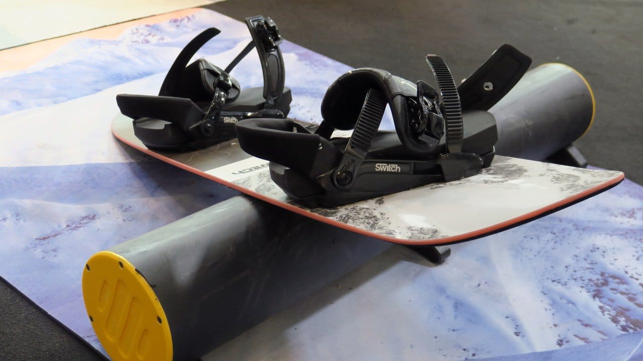 Trainingsgerät für Snowboarder im Wohnzimmer und Balanceboard für alle, die mit Wintersport nichts am Hut haben: die Jibbingbar von Switch Boards und das passende Mini-Brett.