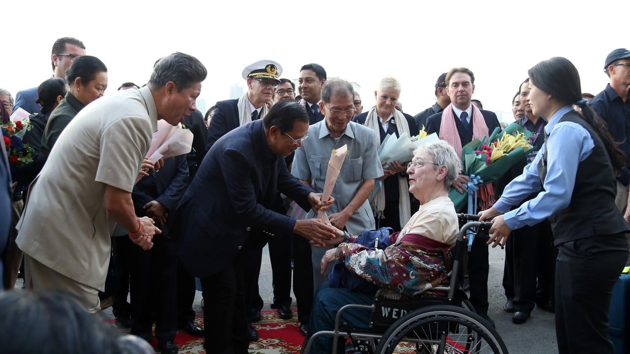 Hun Sen, Premierminister von Kambodscha, begrüßt im Hafen von Sihanoukville in Südkambodscha eine Passagierin des Kreuzfahrtschiffs "Westerdam".