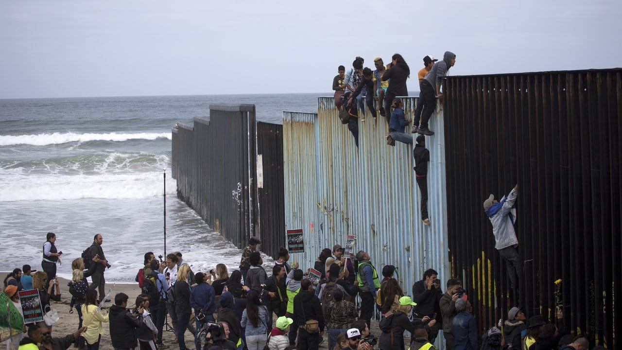 Irgendwie auf die andere Seite kommen: Migranten aus Zentralamerika erreichen den Grenzzaun zu den USA in Tijuana.