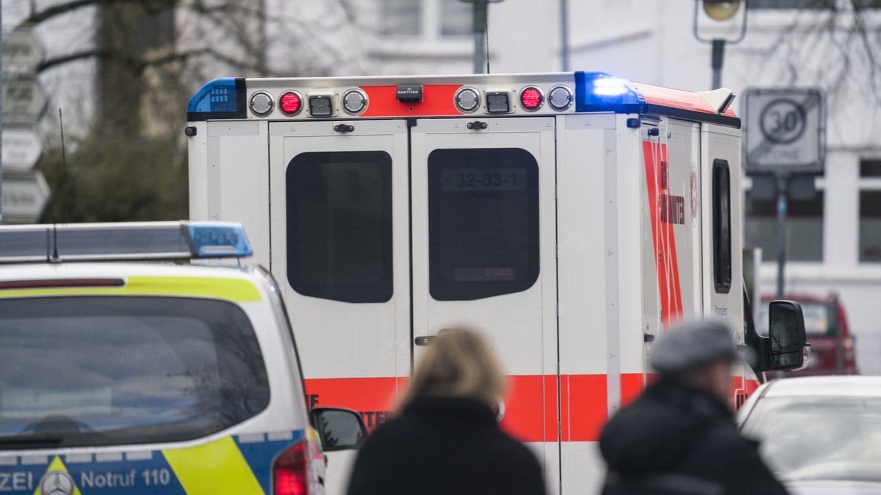 Ein Rettungswagen verlässt mit Blaulicht den Tatort im hessischen Obertshausen.